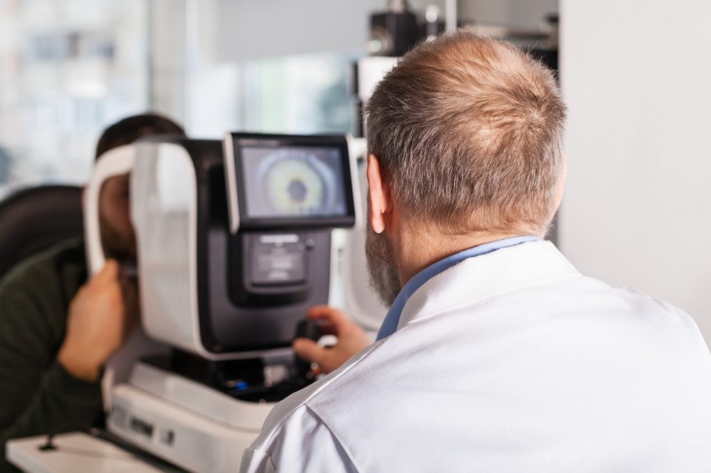 W jakim celu wykonuje się badania okulistyczne z zastosowaniem atropiny