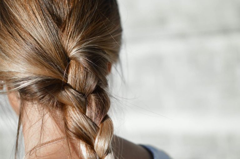 Doczepiane włosy są trwałe i można je dowolnie stylizować