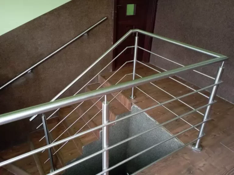 Ile kosztuje balustrada stalowa na wymiar na Śląsku? przewodnik po cenach, materiałach i montażu.